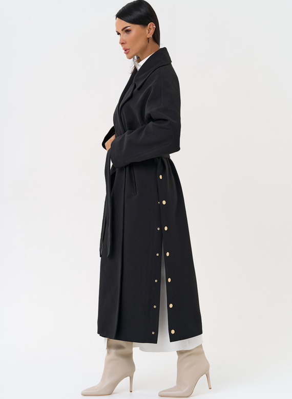Женское пальто черного цвета с функциональными кнопками
