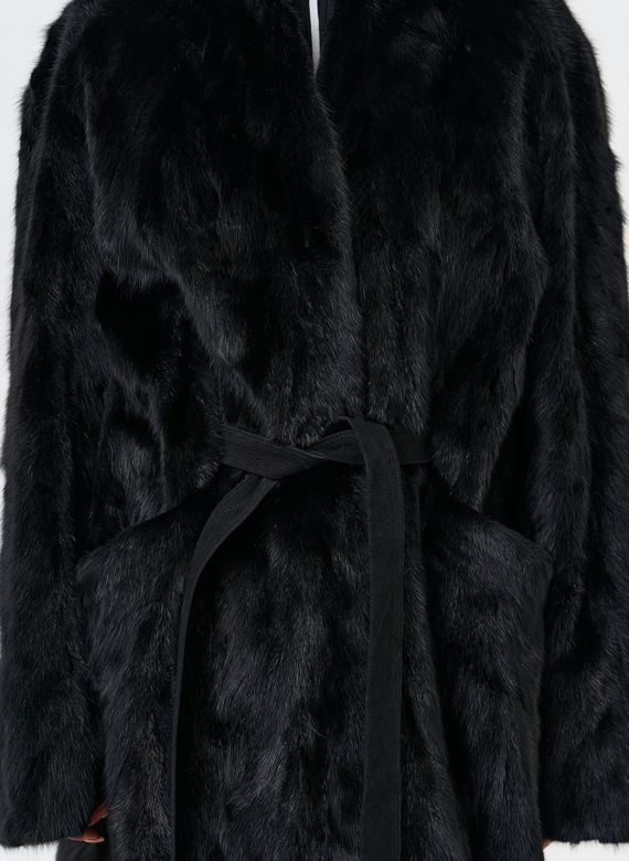 Женская шуба из меха норки в черном цвете