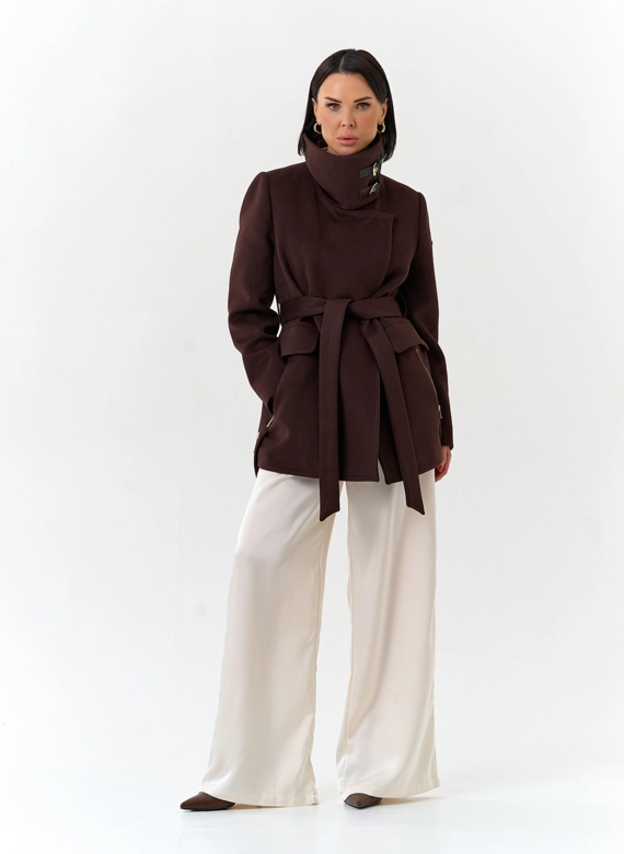 Женское укороченное пальто с воротником стойкой фото