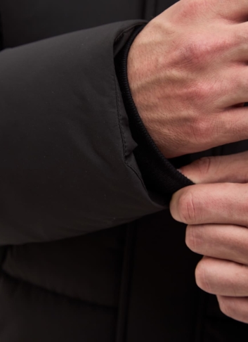 Мужской пуховик черного цвета