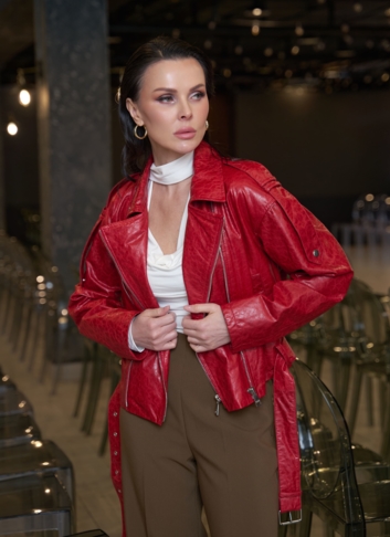 Красная куртка из натуральной кожи