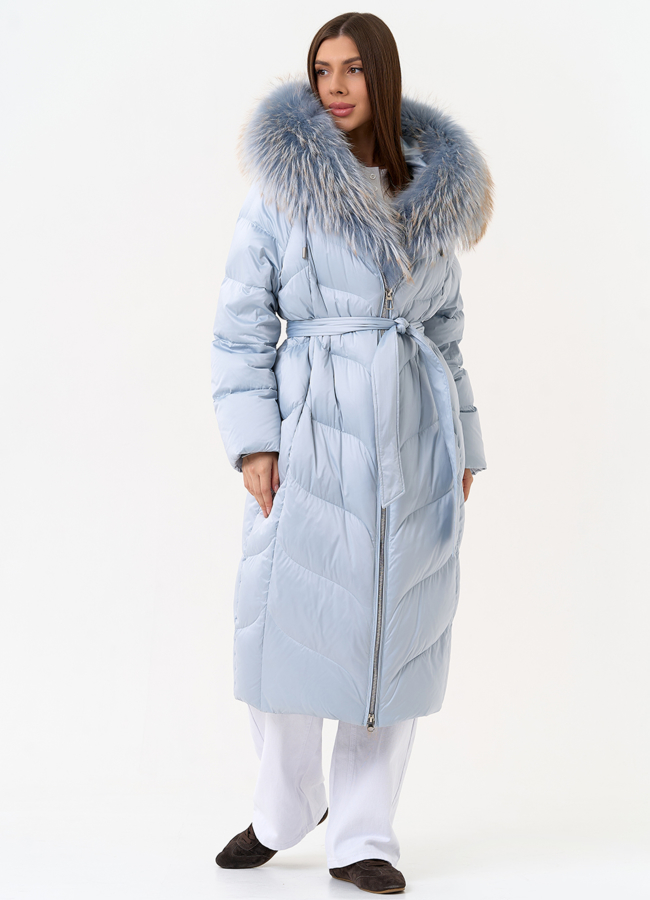 Женский пуховик голубого цвета с отделкой из меха лисы модель № 31696 в рассрочку