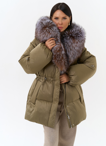 Женский пуховик с капюшоном из меха блюфрост