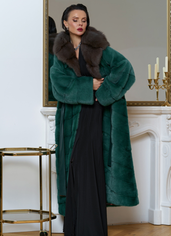 Норковая шуба с капюшоном из меха куницы