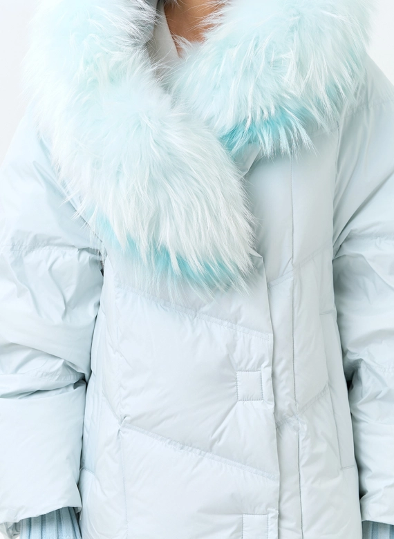 Женский пуховик с мехом енота на капюшоне фото