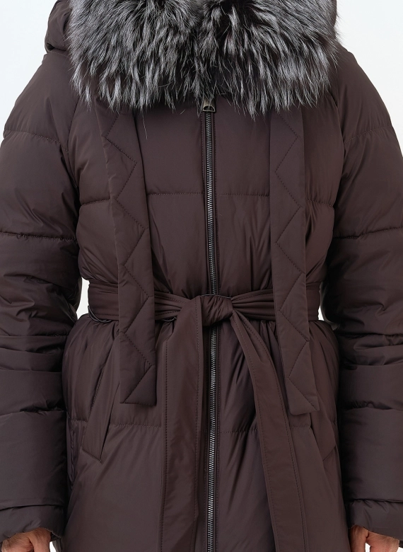 Женский пуховик с мехом чернобурой лисы на капюшоне фото