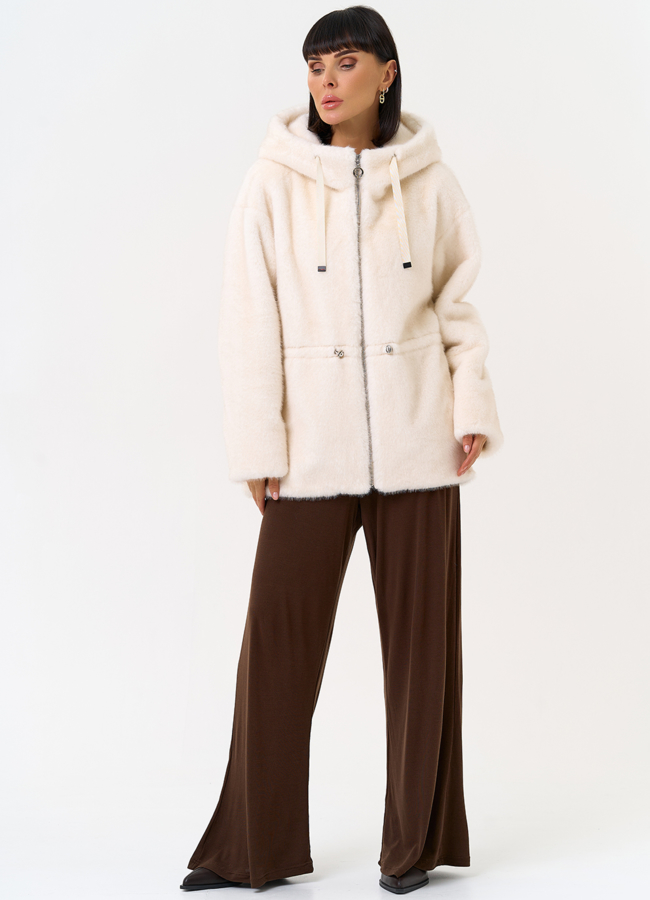 фото Женская светлая куртка из эко меха с капюшоном модель № 31231