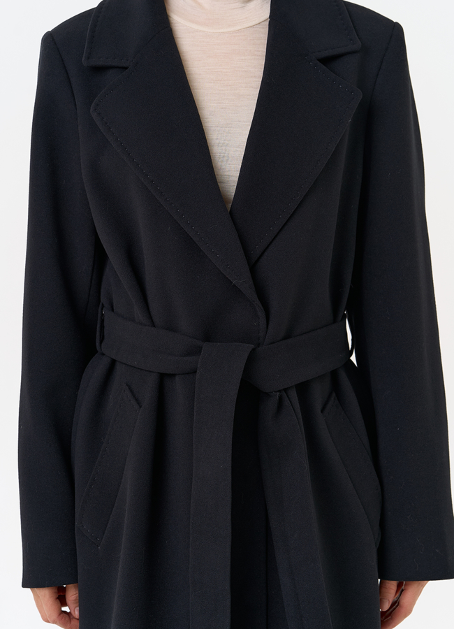 Женское пальто черного цвета с поясом модель № 31560 универмаг малина