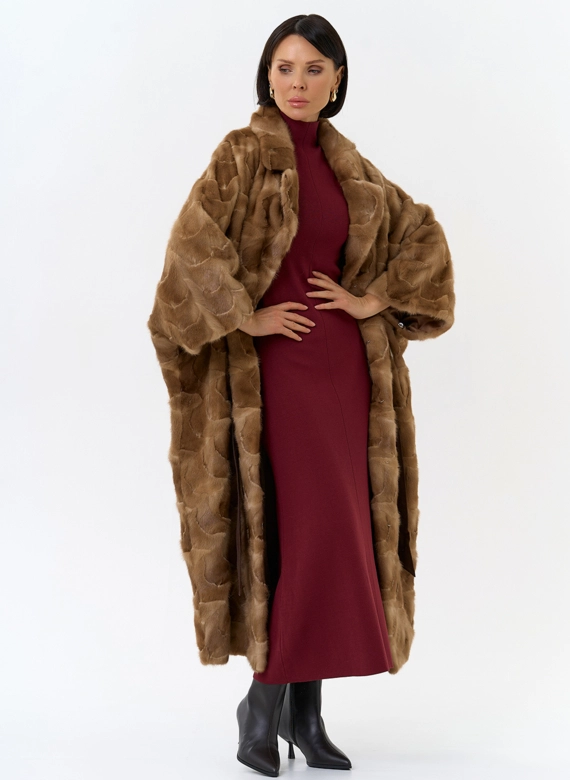 Шуба из меха норки с английским воротником
