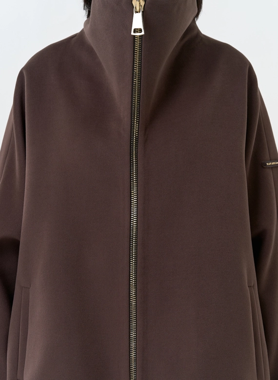 Женское укороченное пальто с высоким воротником