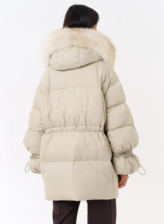 Женский пуховик с капюшоном из меха лисы