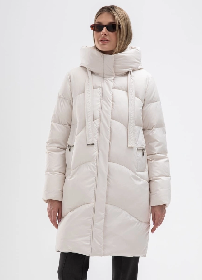 Женский пуховик белого цвета с капюшоном модель № 31128 меха малина
