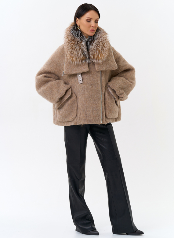 Женский пуховик с отделкой из меха блюфрост