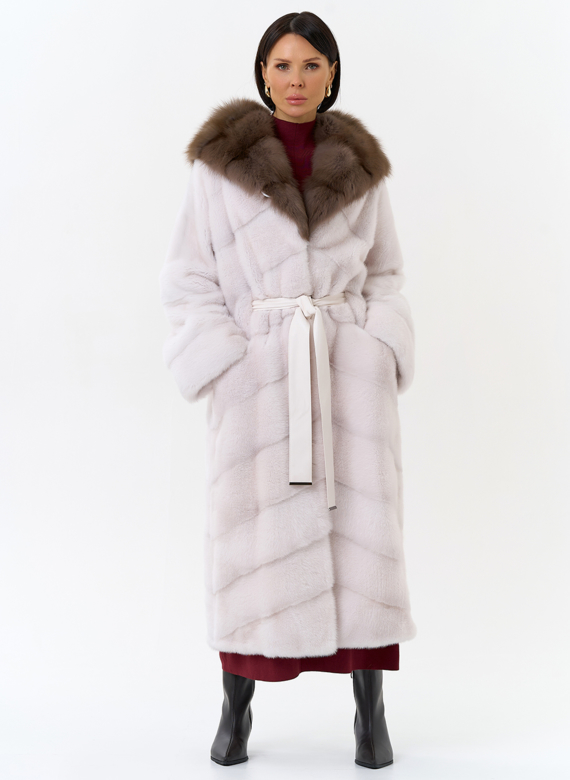 Белая шуба из меха норки с капюшоном из меха куницы